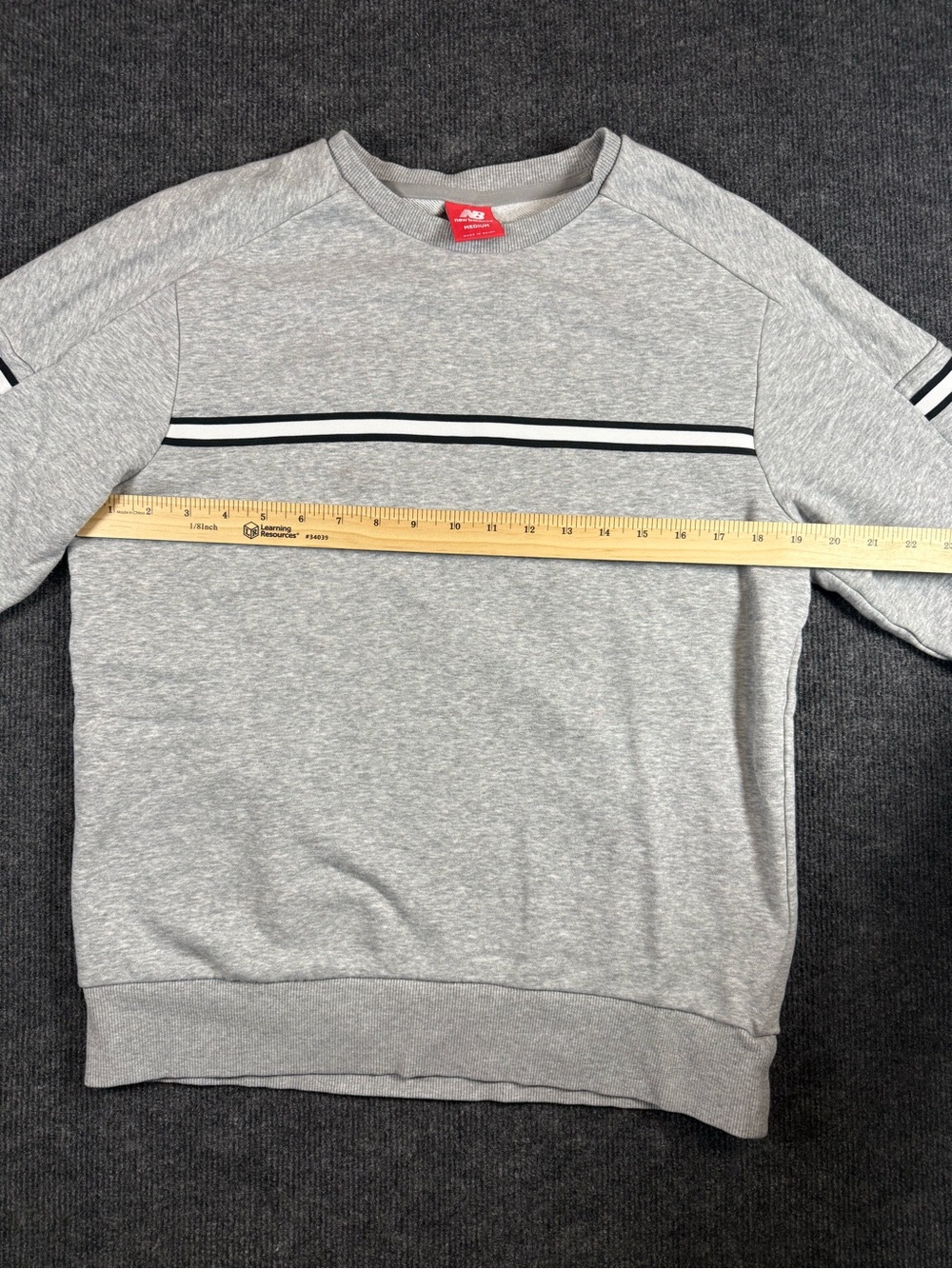 New Balance Grey Crewneck Sweatshirt Size Medium - Picture 6 of 7